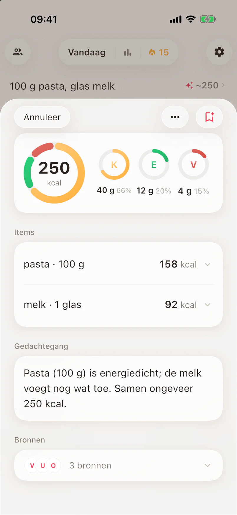Noots met een geopende schatting: 250 kcal voor 100 g pasta en een glas melk, met macro’s, gedachtegang en bronnen